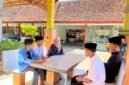 Kepala SRMP 29 Pamekasan Aisyah Minarni Mukti bersama para siswa sedang duduk santai (LAILIYATUN NURIYAH/KLIK MADURA).