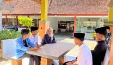 Kepala SRMP 29 Pamekasan Aisyah Minarni Mukti bersama para siswa sedang duduk santai (LAILIYATUN NURIYAH/KLIK MADURA).