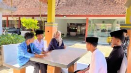Kepala SRMP 29 Pamekasan Aisyah Minarni Mukti bersama para siswa sedang duduk santai (LAILIYATUN NURIYAH/KLIK MADURA).