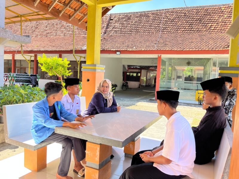 Kepala SRMP 29 Pamekasan Aisyah Minarni Mukti bersama para siswa sedang duduk santai (LAILIYATUN NURIYAH/KLIK MADURA).