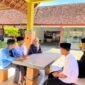 Kepala SRMP 29 Pamekasan Aisyah Minarni Mukti bersama para siswa sedang duduk santai (LAILIYATUN NURIYAH/KLIK MADURA).