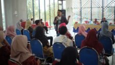 Penulis dan pegiat literasi, Muhari saat menyampaikan materi. (ISTIMEWA)