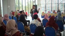 Penulis dan pegiat literasi, Muhari saat menyampaikan materi. (ISTIMEWA)