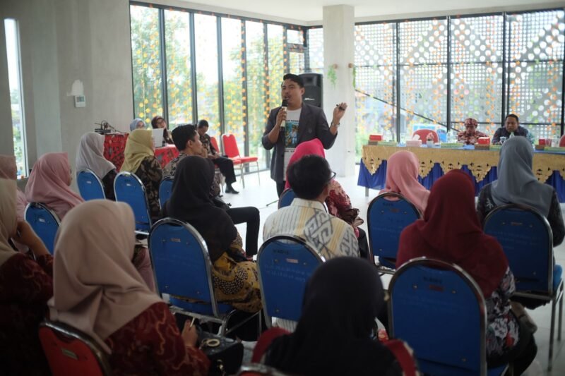 Penulis dan pegiat literasi, Muhari saat menyampaikan materi. (ISTIMEWA)