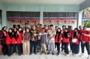 Tim medis Klinik Utama Faiza Pamekasan foto bersama usai melakukan kegiatan sosial di Kecamatan Pegantenan. (ISTIMEWA)