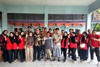 Tim medis Klinik Utama Faiza Pamekasan foto bersama usai melakukan kegiatan sosial di Kecamatan Pegantenan. (ISTIMEWA)