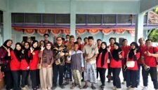 Tim medis Klinik Utama Faiza Pamekasan foto bersama usai melakukan kegiatan sosial di Kecamatan Pegantenan. (ISTIMEWA)