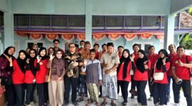 Tim medis Klinik Utama Faiza Pamekasan foto bersama usai melakukan kegiatan sosial di Kecamatan Pegantenan. (ISTIMEWA)