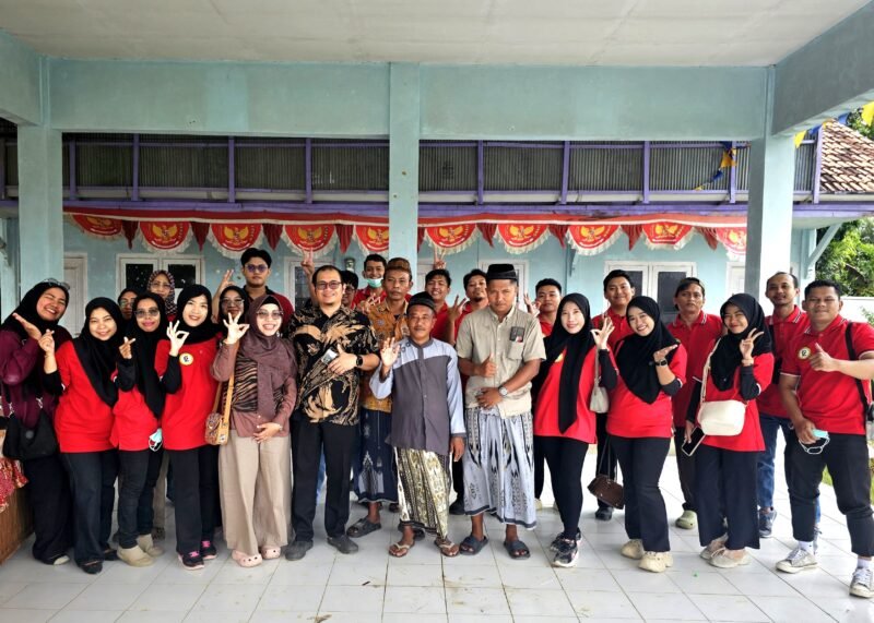 Tim medis Klinik Utama Faiza Pamekasan foto bersama usai melakukan kegiatan sosial di Kecamatan Pegantenan. (ISTIMEWA)