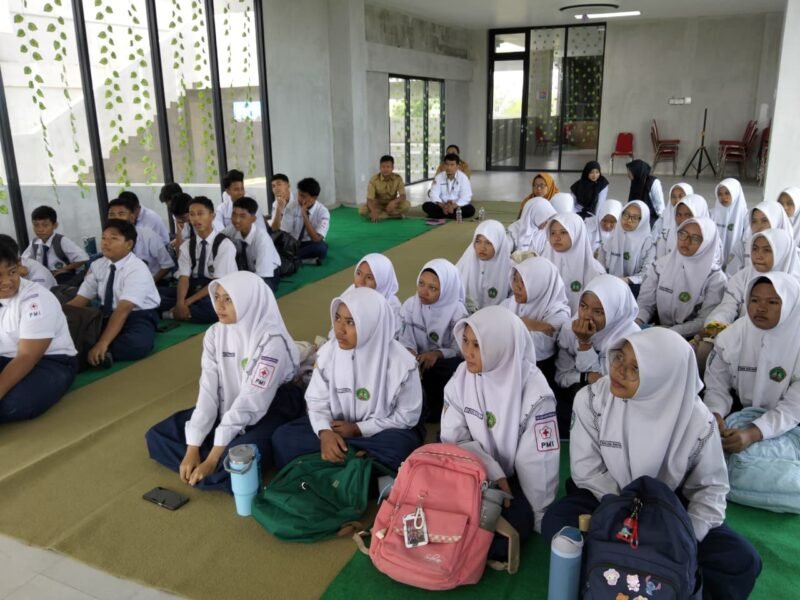 Siswa-siswi MTs Negeri Bangkalan antusias mengikuti kegiatan penguatan literasi. (NUR FITRIYA / KLIKMADURA)