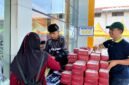 Perwakilan Azana Style Hotel Pamekasan membagikan snackbox kepada peserta lomba di KCM. (LAILIYATUN NURIYAH / KLIKMADURA)