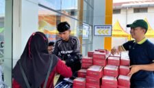 Perwakilan Azana Style Hotel Pamekasan membagikan snackbox kepada peserta lomba di KCM. (LAILIYATUN NURIYAH / KLIKMADURA)