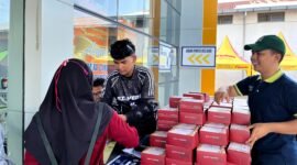 Perwakilan Azana Style Hotel Pamekasan membagikan snackbox kepada peserta lomba di KCM. (LAILIYATUN NURIYAH / KLIKMADURA)