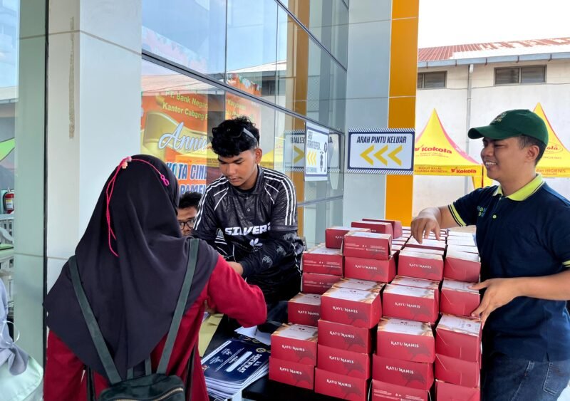 Perwakilan Azana Style Hotel Pamekasan membagikan snackbox kepada peserta lomba di KCM. (LAILIYATUN NURIYAH / KLIKMADURA)