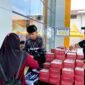 Perwakilan Azana Style Hotel Pamekasan membagikan snackbox kepada peserta lomba di KCM. (LAILIYATUN NURIYAH / KLIKMADURA)