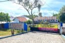Penampakan SMK Kesehatan Nusantara Pamekasan yang disegel. (LAILIYATUN NURIYAH/KLIK MADURA).