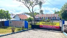 Penampakan SMK Kesehatan Nusantara Pamekasan yang disegel. (LAILIYATUN NURIYAH/KLIK MADURA).