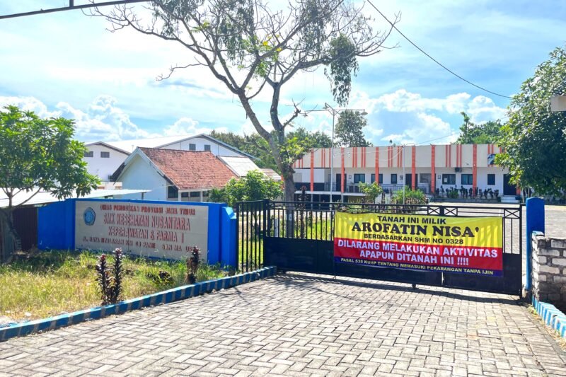Penampakan SMK Kesehatan Nusantara Pamekasan yang disegel. (LAILIYATUN NURIYAH/KLIK MADURA).