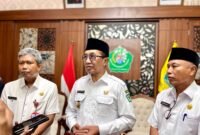 Bupati Pamekasan Kholilurrahman saat berada di peringgitan Mandhapa Agung Ronggosukowati (IQBAL KHAVEY MZ/KLIK MADURA).