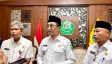 Bupati Pamekasan Kholilurrahman saat berada di peringgitan Mandhapa Agung Ronggosukowati (IQBAL KHAVEY MZ/KLIK MADURA).