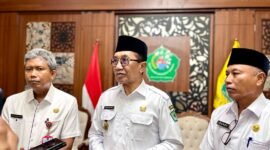 Bupati Pamekasan Kholilurrahman saat berada di peringgitan Mandhapa Agung Ronggosukowati (IQBAL KHAVEY MZ/KLIK MADURA).