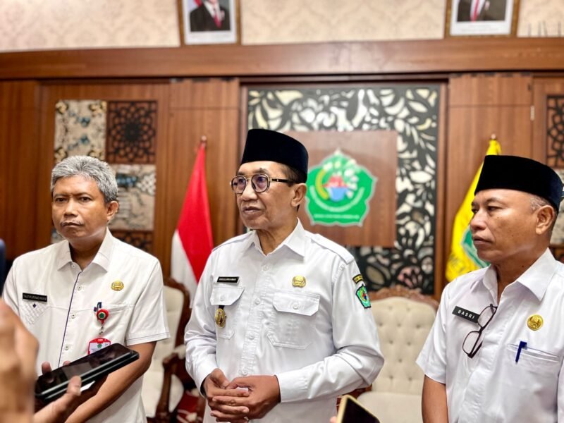 Bupati Pamekasan Kholilurrahman saat berada di peringgitan Mandhapa Agung Ronggosukowati (IQBAL KHAVEY MZ/KLIK MADURA).
