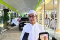 Bupati Pamekasan, KH. Kholilurrahman saat diwawancara di kediamannya. (MOH. IQBALUL KHAVEI MZ / KLIKMADURA)