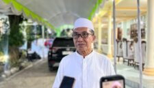 Bupati Pamekasan, KH. Kholilurrahman saat diwawancara di kediamannya. (MOH. IQBALUL KHAVEI MZ / KLIKMADURA)