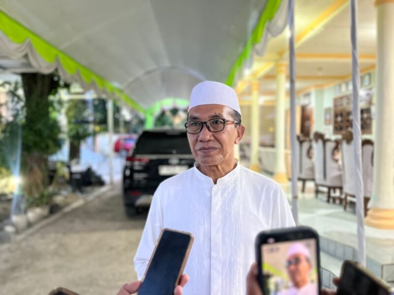 Bupati Pamekasan, KH. Kholilurrahman saat diwawancara di kediamannya. (MOH. IQBALUL KHAVEI MZ / KLIKMADURA)