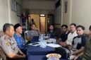 Sejumlah warga audiensi dengan sejumlah pihak terkait Galian C ilegal di Kantor Polsek Palengaan. (KLIKMADURA)