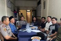 Sejumlah warga audiensi dengan sejumlah pihak terkait Galian C ilegal di Kantor Polsek Palengaan. (KLIKMADURA)