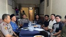 Sejumlah warga audiensi dengan sejumlah pihak terkait Galian C ilegal di Kantor Polsek Palengaan. (KLIKMADURA)