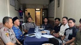 Sejumlah warga audiensi dengan sejumlah pihak terkait Galian C ilegal di Kantor Polsek Palengaan. (KLIKMADURA)