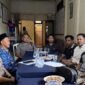 Sejumlah warga audiensi dengan sejumlah pihak terkait Galian C ilegal di Kantor Polsek Palengaan. (KLIKMADURA)