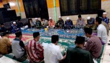 Pengurus KBIHU Al-Hilal mengikuti safari istighasah di salah satu kediaman jamaah haji. (ISTIMEWA)