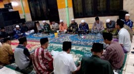 Pengurus KBIHU Al-Hilal mengikuti safari istighasah di salah satu kediaman jamaah haji. (ISTIMEWA)