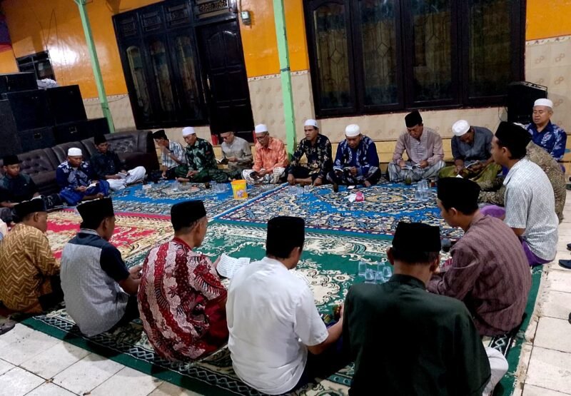 Pengurus KBIHU Al-Hilal mengikuti safari istighasah di salah satu kediaman jamaah haji. (ISTIMEWA)