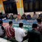 Pengurus KBIHU Al-Hilal mengikuti safari istighasah di salah satu kediaman jamaah haji. (ISTIMEWA)