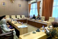 Suasana Komisi IV DPRD Pamekasan saat klarifikasi kasus penyegelan SMK Kesehatan Nusantara. (LAILIYATUN NURIYAH / KLIKMADURA)