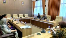 Suasana Komisi IV DPRD Pamekasan saat klarifikasi kasus penyegelan SMK Kesehatan Nusantara. (LAILIYATUN NURIYAH / KLIKMADURA)