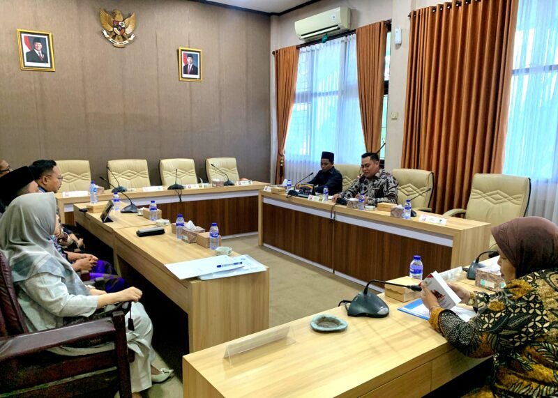Suasana Komisi IV DPRD Pamekasan saat klarifikasi kasus penyegelan SMK Kesehatan Nusantara. (LAILIYATUN NURIYAH / KLIKMADURA)