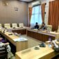 Suasana Komisi IV DPRD Pamekasan saat klarifikasi kasus penyegelan SMK Kesehatan Nusantara. (LAILIYATUN NURIYAH / KLIKMADURA)