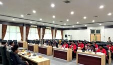 Sejumlah aktivis DPC GMNI Pamekasan saat audiensi terkait kepesertaan BPJS yang dinonaktifkan. (MOH. IQBALUL KHAVEI MZ / KLIKMADURA)