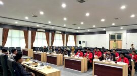 Sejumlah aktivis DPC GMNI Pamekasan saat audiensi terkait kepesertaan BPJS yang dinonaktifkan. (MOH. IQBALUL KHAVEI MZ / KLIKMADURA)