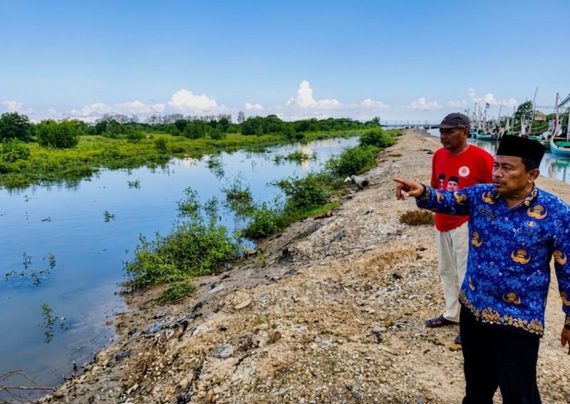 Kepala Dinas Perikanan Pamekasan, Abdul Fata saat menunjukkan lokasi pengambilan sampel air untuk dilakukan uji laboratorium. (KLIKMADURA)