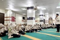PPIH Arab Saudi Bagian Bimbingan Ibadah (Bimbad) Ilyasak saat memberikan penjelasan mengenai manasik haji bagi petugas haji safari wukuf (ISTIMEWA).