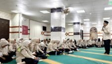 PPIH Arab Saudi Bagian Bimbingan Ibadah (Bimbad) Ilyasak saat memberikan penjelasan mengenai manasik haji bagi petugas haji safari wukuf (ISTIMEWA).