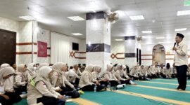 PPIH Arab Saudi Bagian Bimbingan Ibadah (Bimbad) Ilyasak saat memberikan penjelasan mengenai manasik haji bagi petugas haji safari wukuf (ISTIMEWA).