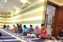 Para jamaah KBIHU Al-Hilal dan KBIHU Miftahul Qulub ikuti pemantapan armuzna oleh pembimbing haji KBIHU Al-Hilal Pamekasan K.H. Moh. Makmun (ISTIMEWA).