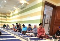 Para jamaah KBIHU Al-Hilal dan KBIHU Miftahul Qulub ikuti pemantapan armuzna oleh pembimbing haji KBIHU Al-Hilal Pamekasan K.H. Moh. Makmun (ISTIMEWA).